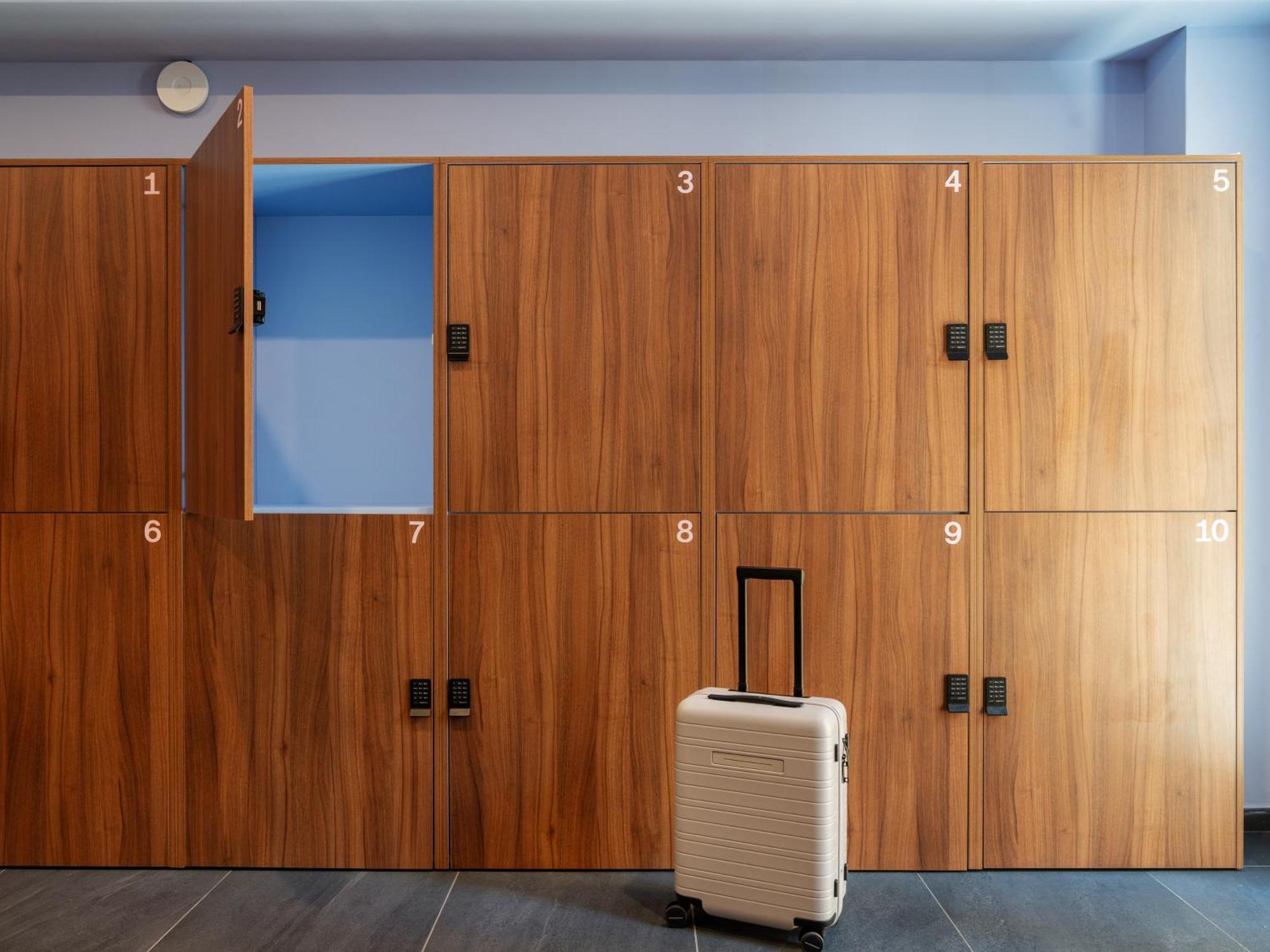 Yays Zola By Numa Parigi